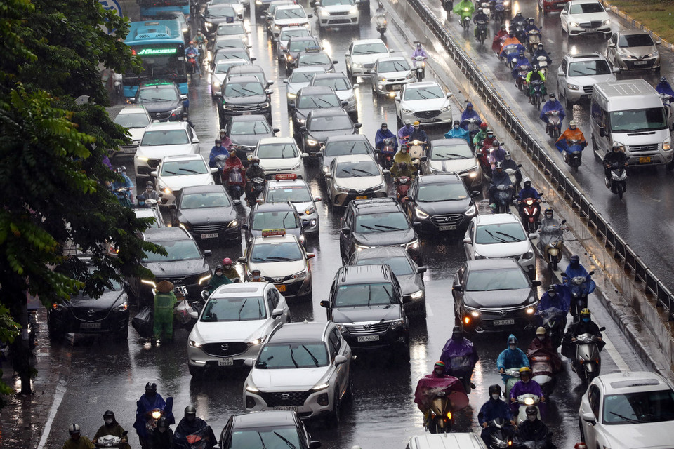 Tình trạng ùn tắc cục bộ lại tái diễn, đặc biệt là tuyến đường Nguyễn Trãi, quận Thanh Xuân. (Ảnh: Huy Hùng/TTXVN)