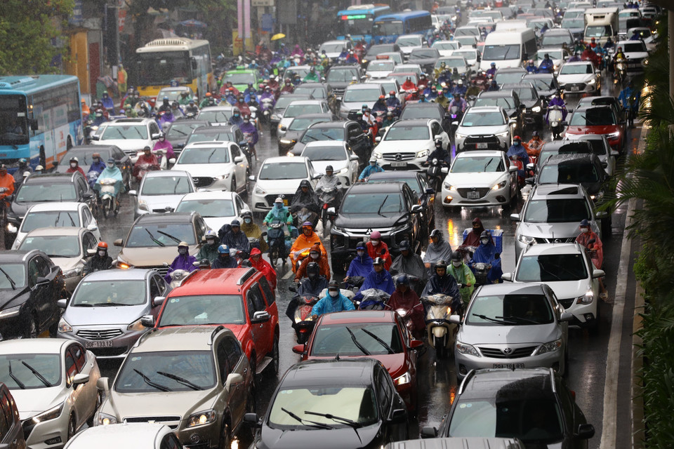 Các phương tiện giao thông nối đuôi dài trên đường Nguyễn Trãi. (Ảnh: Huy Hùng/TTXVN)