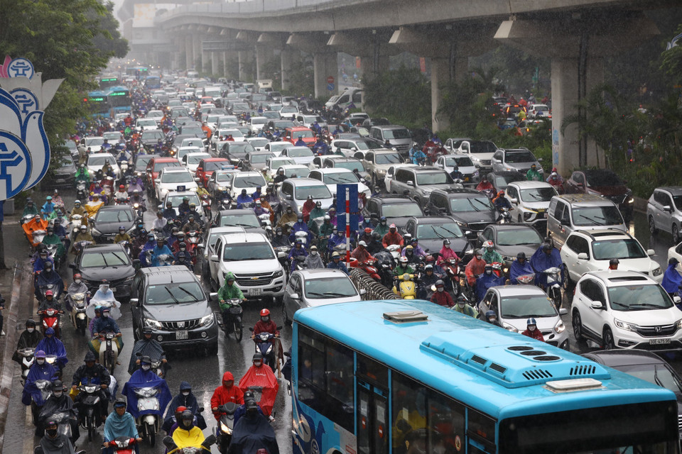 Đoạn gần ngã tư hầm chui Khuất Duy Tiến, quận Thanh Xuân tái diễn tình trạng ùn tắc cục bộ. (Ảnh: Huy Hùng/TTXVN)