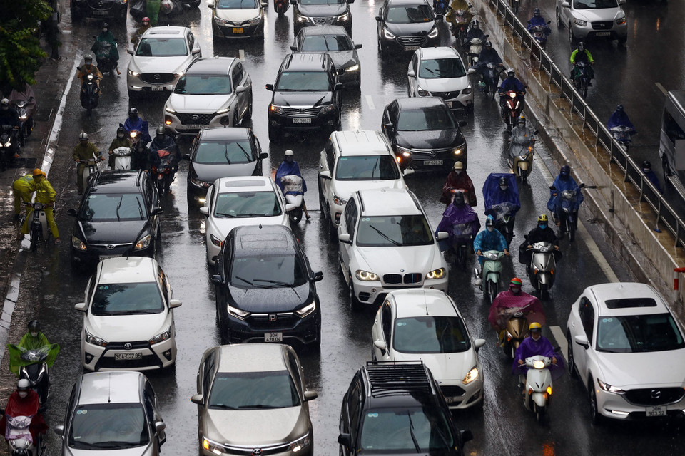 Ùn tắc cục bộ tại khu vực vào hầm chui Thanh Xuân-Khuất Duy Tiến. (Ảnh: Huy Hùng/TTXVN)