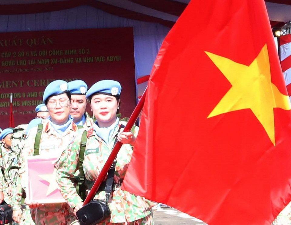 Các nữ sỹ quan Bệnh viện dã chiến cấp 2 số 6 lên đường làm nhiệm vụ. (Ảnh: Trọng Đức/TTXVN)