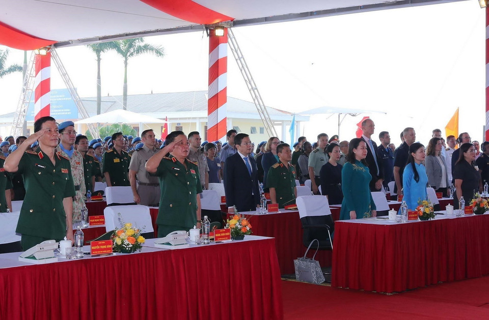 Phó Chủ tịch nước Võ Thị Ánh Xuân và các đại biểu dự lễ xuất quân. (Ảnh: Trọng Đức/TTXVN)