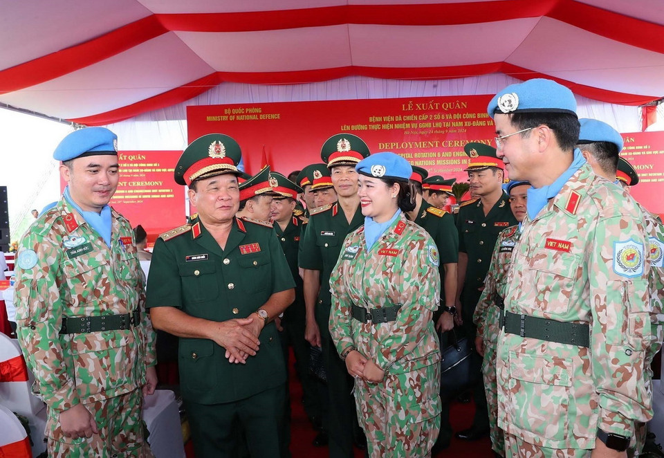 Thượng tướng Hoàng Xuân Chiến, Thứ trưởng Bộ Quốc phòng chúc mừng, động viên các sĩ quan của Bệnh viện dã chiến cấp 2 số 6 và Đội Công binh số 3 tại lễ xuất quân. (Ảnh: Trọng Đức/TTXVN)