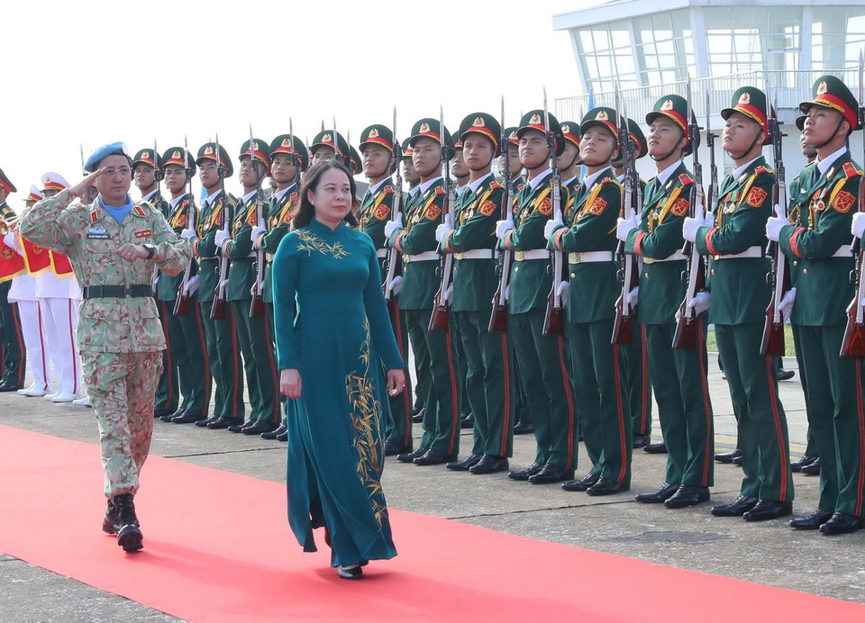 Phó Chủ tịch nước Võ Thị Ánh Xuân duyệt Đội danh dự Quân đội Nhân dân Việt Nam tại lễ xuất quân. (Ảnh: Trọng Đức/TTXVN)