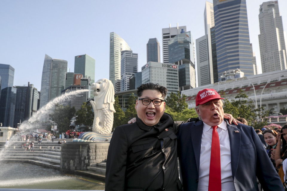 Hai người thủ vai bạn hữu thân tình bên cạnh tượng Merlion nổi tiếng của Singapore. (Nguồn: Shanghaiist) 