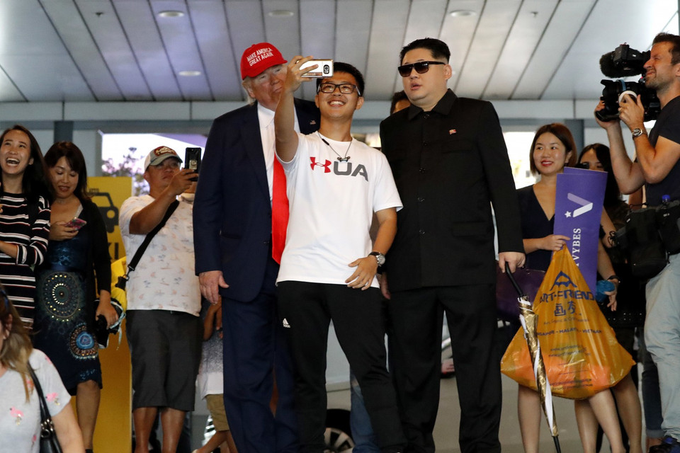 Tuy nhiên ai muốn chụp ảnh selfie với họ sẽ phải bỏ ra ít nhất 10 USD. (Nguồn: Shanghaiist)