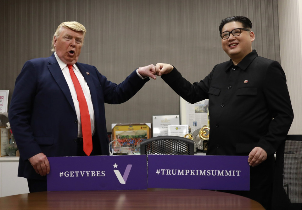Howard X thủ vai nhà lãnh đạo Triều Tiên Kim Jong un cụng tay với Dennis Alan, người vào vai Tổng thống Mỹ Donald Trump. (Nguồn: Shanghaiist)