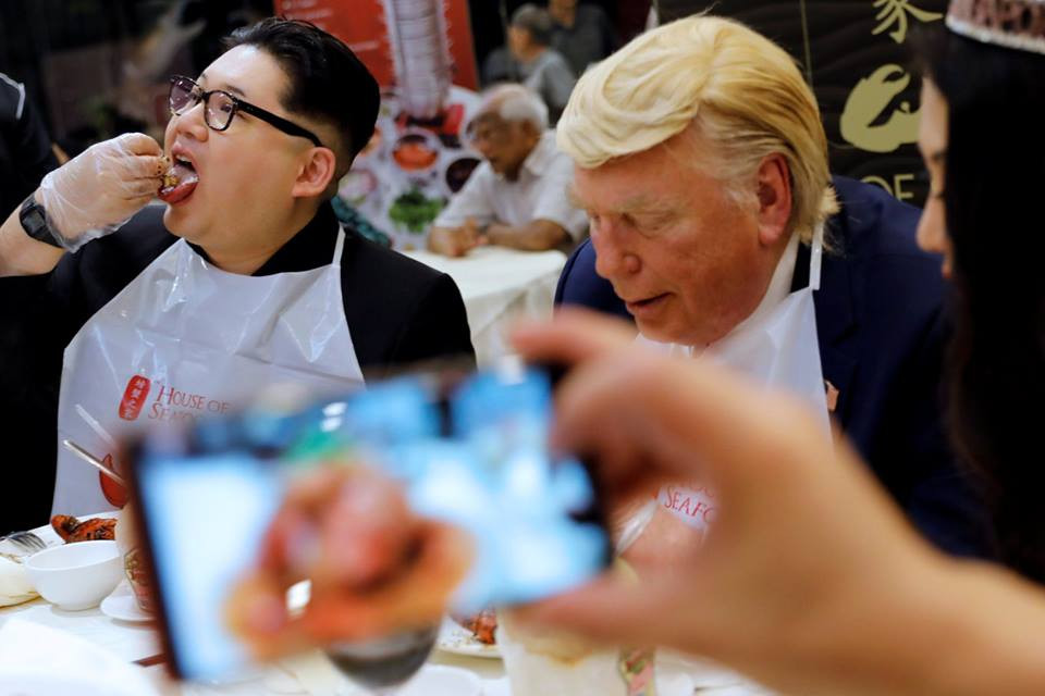 Hai người luôn gây chú ý mỗi khi xuất hiện trước đám đông. (Nguồn: Shanghaiist)