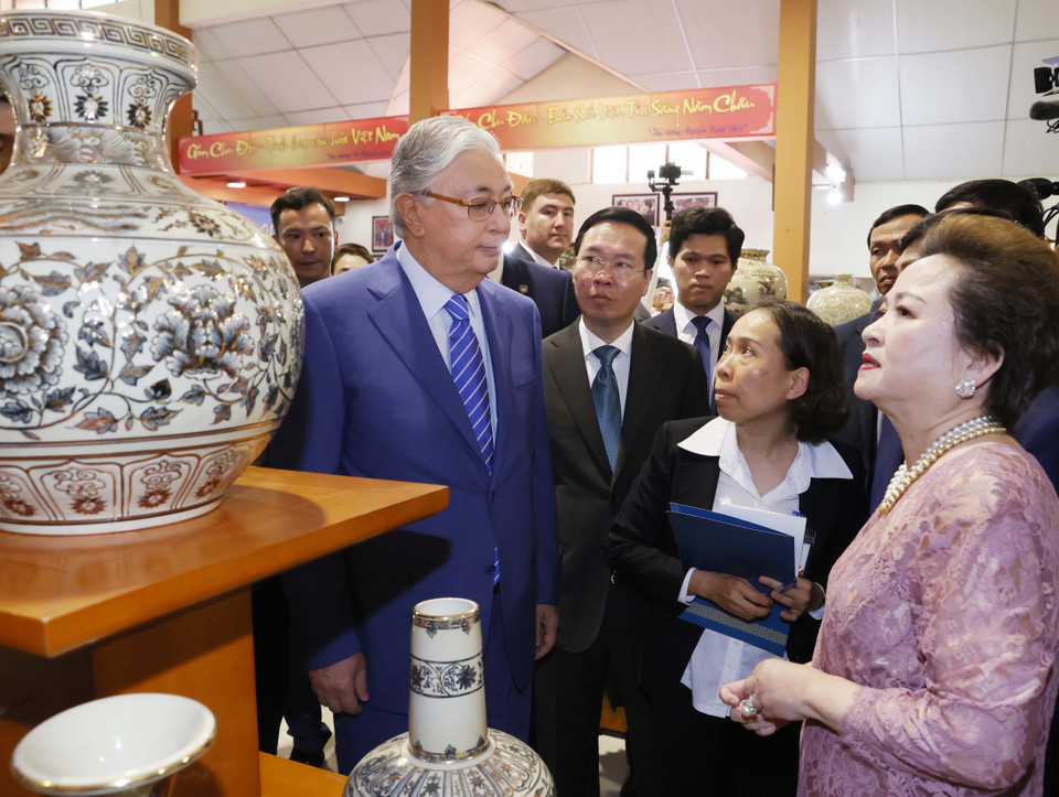 Chủ tịch nước Võ Văn Thưởng và Tổng thống Kazakhstan Kassym-Jomart Tokayev nghe giới thiệu về gốm Chu Đậu. (Ảnh: Thống Nhất/TTXVN)