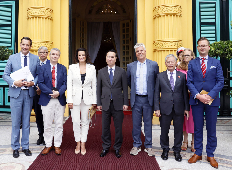 Chủ tịch nước Võ Văn Thưởng và Chủ tịch Thượng viện Bỉ Stephanie D’Hose chụp ảnh chung với các đại biểu. (Ảnh: Thống Nhất/TTXVN)