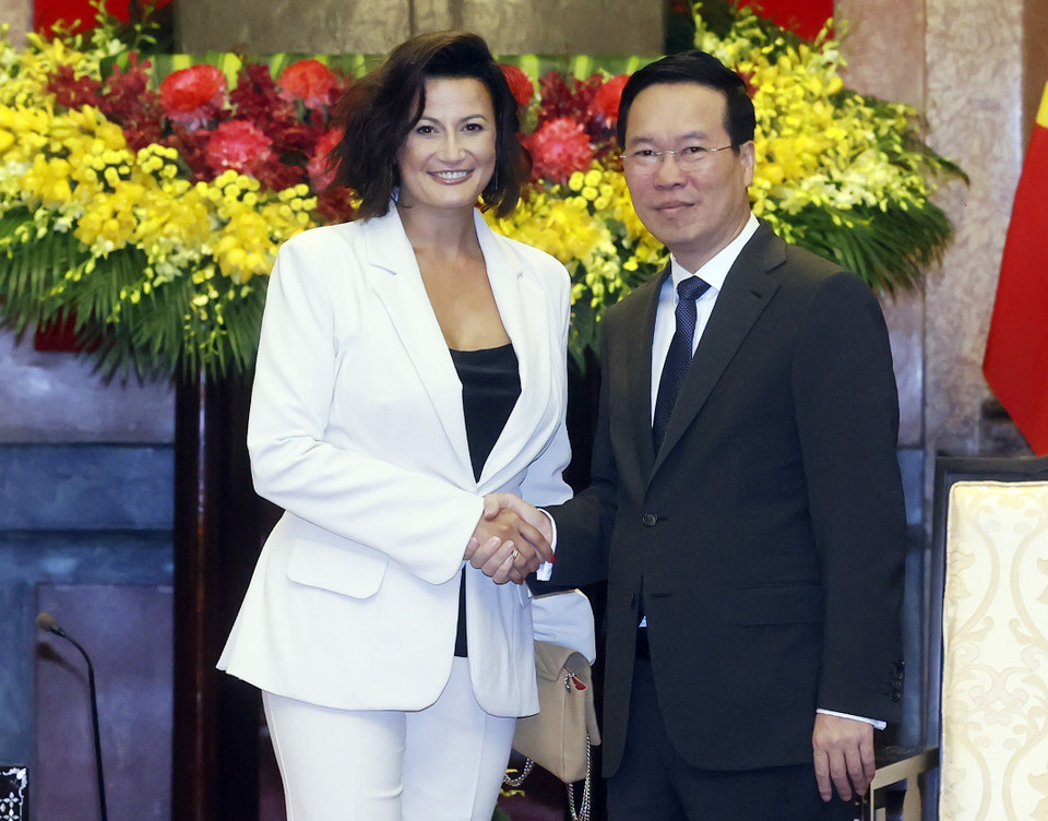 Nhận lời mời của Chủ tịch Quốc hội Vương Đình Huệ, sáng 21/8, Chủ tịch Thượng viện Vương quốc Bỉ Stephanie D’Hose cùng Đoàn đại biểu Nghị viện Vương quốc Bỉ đã tới Hà Nội, bắt đầu thăm chính thức Việt Nam từ ngày 21-25/8. (Ảnh: Thống Nhất/TTXVN)