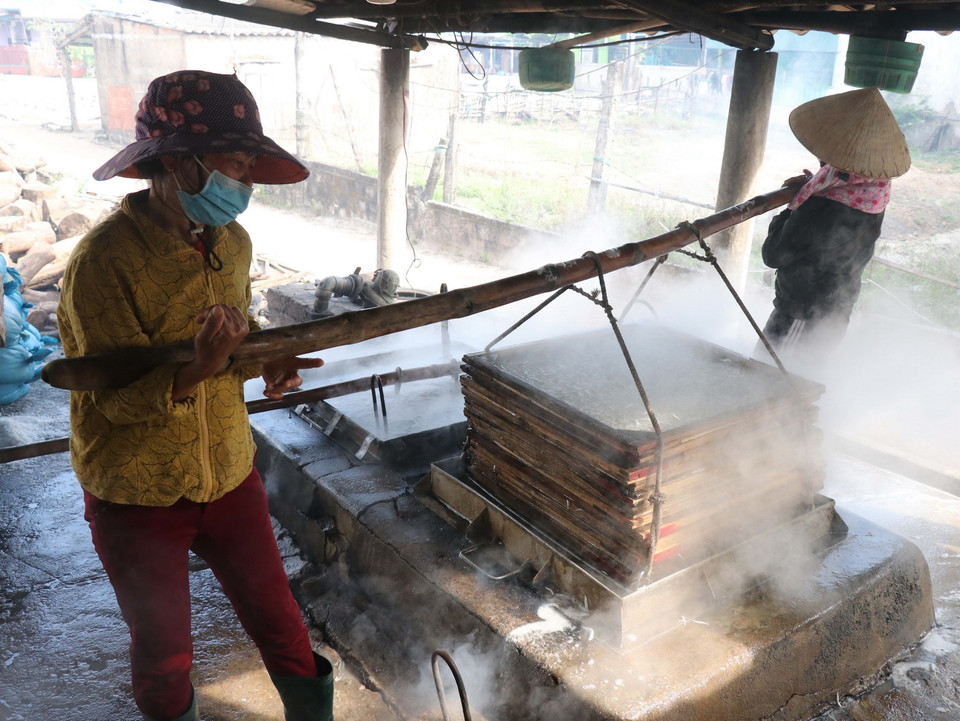 Cá cơm được để trên các vỉ lưới, sau đó đưa vào lò hấp trong khoảng 5 phút. (Ảnh: Nguyên Lý/TTXVN)