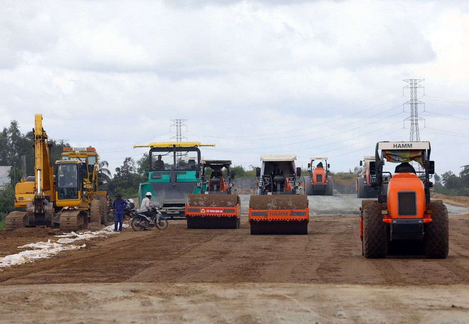 Công tác thi công ủi nền, phối đá dăm, thảm nhựa được thực hiện cuốn chiếu để đảm bảo tiến độ. (Ảnh: Huy Hùng/TTXVN)
