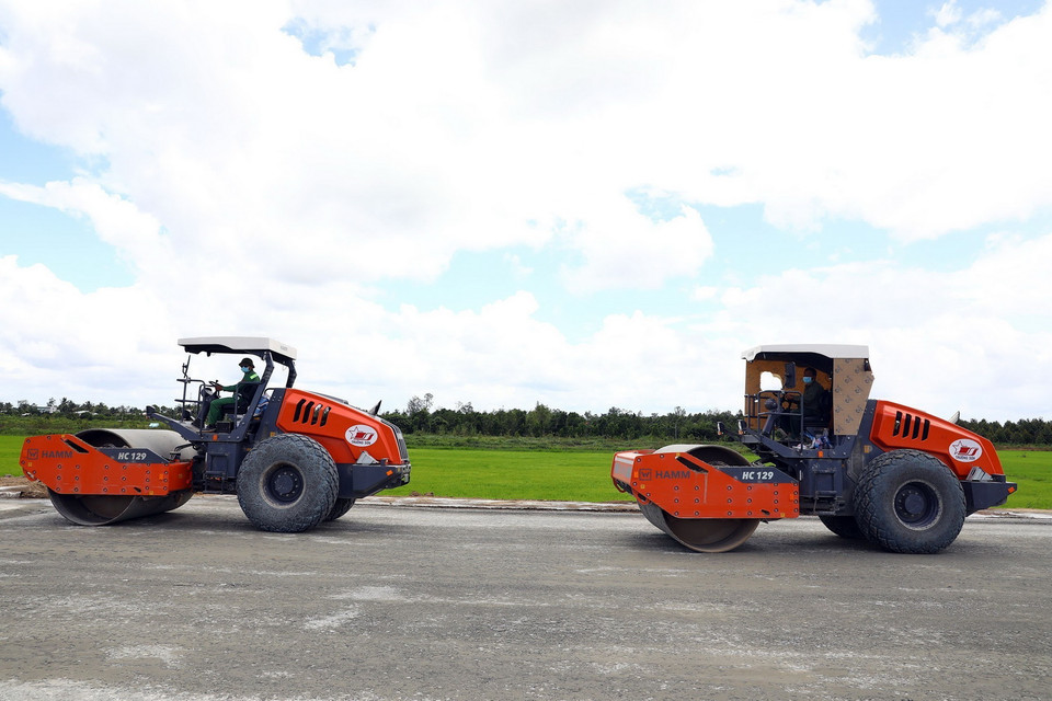 Công tác thi công bêtông nhựa dự kiến sẽ hoàn thành toàn bộ trước 20/12 tới. (Ảnh: Huy Hùng/TTXVN)