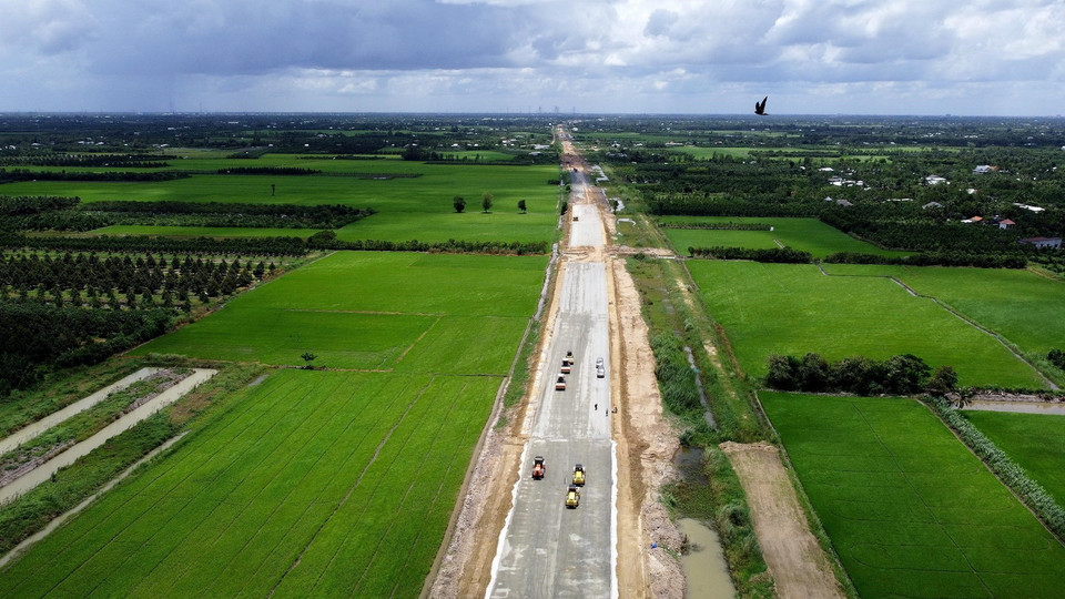 Các nhà thầu đang tập trung thi công trải thảm bêtông nhựa trên các đoạn tuyến đã hoàn thành gia tải. (Ảnh: Huy Hùng/TTXVN)