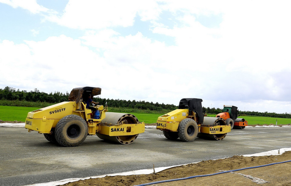 Các nhà thầu huy động tối đa đầu máy móc, thiết bị, nhân lực... tăng tốc thi công 3 ca suốt ngày đêm để đảm bảo tiến độ. (Ảnh: Huy Hùng/TTXVN)