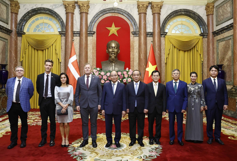 Chủ tịch nước Nguyễn Xuân Phúc với Đại sứ Vương quốc Đan Mạch Nicolai Prytz và các đại biểu. (Ảnh: Thống Nhất/TTXVN)