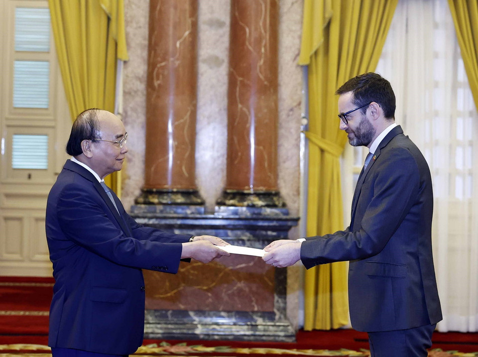 Chủ tịch nước Nguyễn Xuân Phúc nhận Quốc thư từ Đại sứ Liên hiệp Vương quốc Anh và Bắc Ireland Iain Frew. (Ảnh: Thống Nhất/TTXVN)