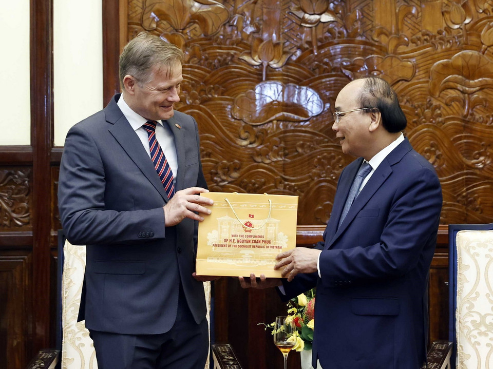 Chủ tịch nước Nguyễn Xuân Phúc tặng quà lưu niệm Đại sứ Vương quốc Đan Mạch Nicolai Prytz. (Ảnh: Thống Nhất/TTXVN)