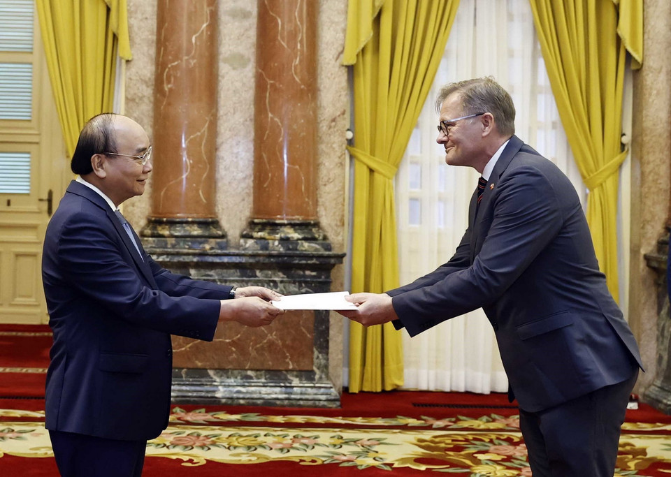  Chủ tịch nước Nguyễn Xuân Phúc nhận Quốc thư từ Đại sứ Vương quốc Đan Mạch Nicolai Prytz. (Ảnh: Thống Nhất/TTXVN)