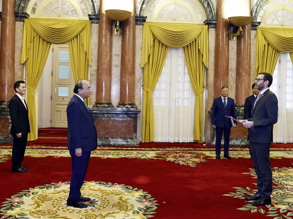 Chủ tịch nước Nguyễn Xuân Phúc tiếp Đại sứ Liên hiệp Vương quốc Anh và Bắc Ireland Iain Frew đến trình Quốc thư. (Ảnh: Thống Nhất/TTXVN)