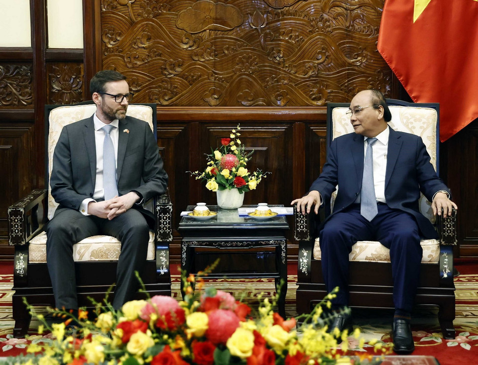 Chủ tịch nước Nguyễn Xuân Phúc tiếp Đại sứ Liên hiệp Vương quốc Anh và Bắc Ireland Iain Frew. (Ảnh: Thống Nhất/TTXVN)