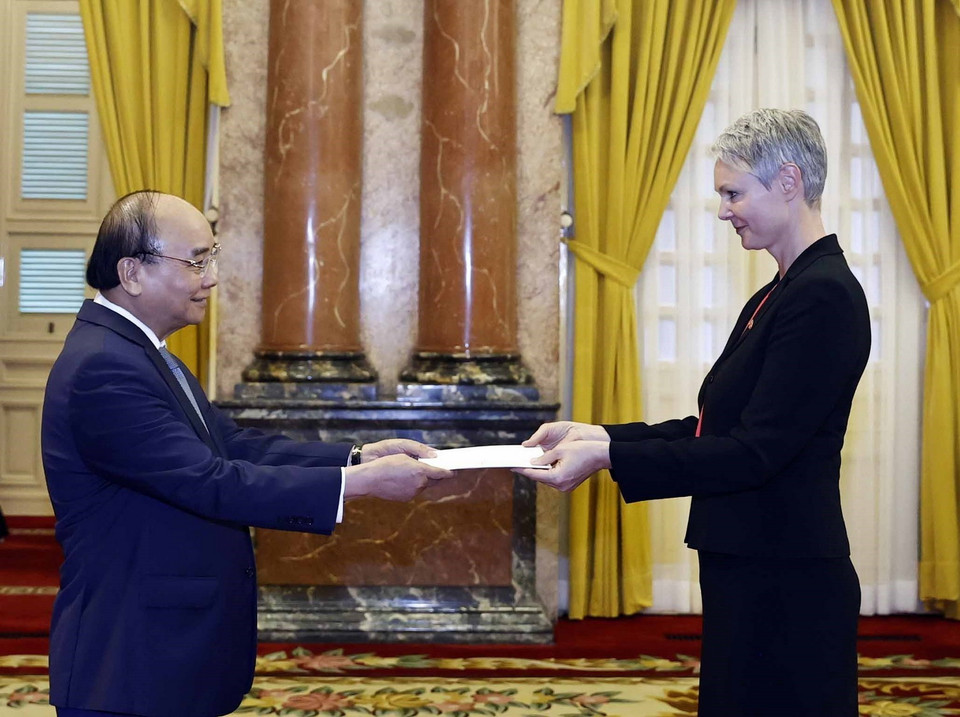 Chủ tịch nước Nguyễn Xuân Phúc nhận Quốc thư từ Đại sứ Vương quốc Na Uy Hilde Solbakken. (Ảnh: Thống Nhất/TTXVN)