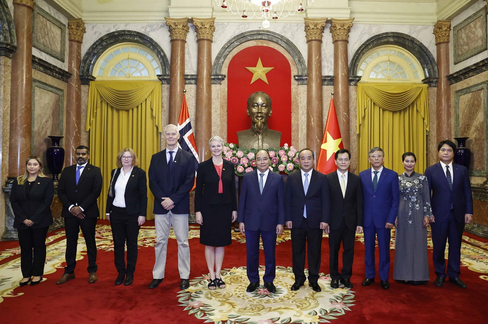 Chủ tịch nước Nguyễn Xuân Phúc chụp ảnh cùng Đại sứ Vương quốc Na Uy Hilde Solbakken và các đại biểu. (Ảnh: Thống Nhất/TTXVN)