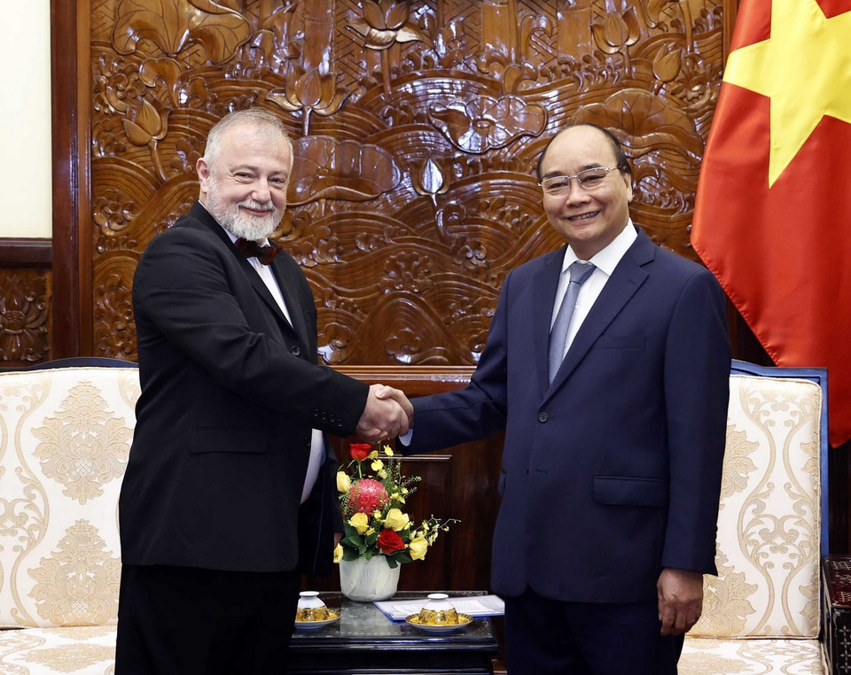 Chủ tịch nước Nguyễn Xuân Phúc và Đại sứ Cộng hòa Séc Hynek Kmonícek. (Ảnh: Thống Nhất/TTXVN)