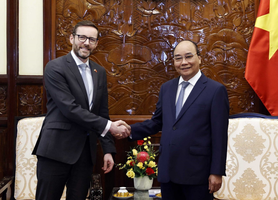 Chủ tịch nước Nguyễn Xuân Phúc tiếp Đại sứ Liên hiệp Vương quốc Anh và Bắc Ireland Iain Frew. (Ảnh: Thống Nhất/TTXVN)