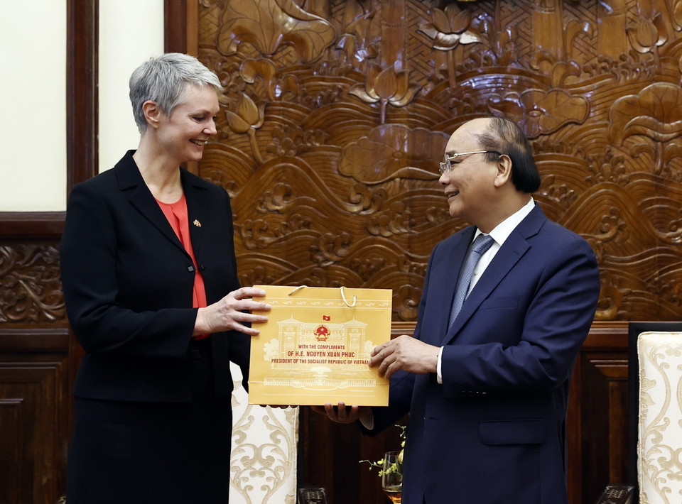 Chủ tịch nước Nguyễn Xuân Phúc tặng quà Đại sứ Vương quốc Na Uy Hilde Solbakken. (Ảnh: Thống Nhất/TTXVN)