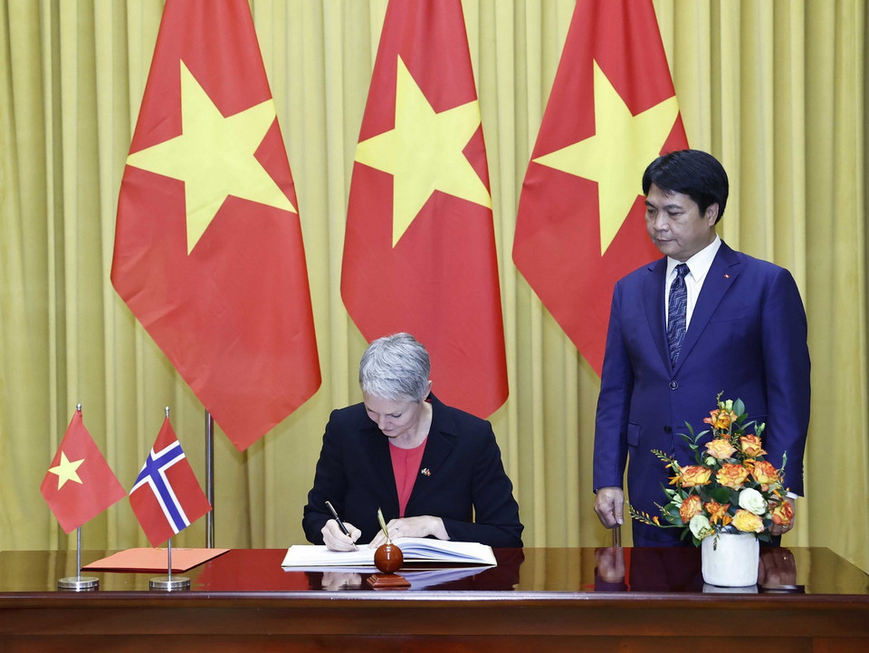 Đại sứ Vương quốc Na Uy Hilde Solbakken viết lưu bút. (Ảnh: Thống Nhất/TTXVN)