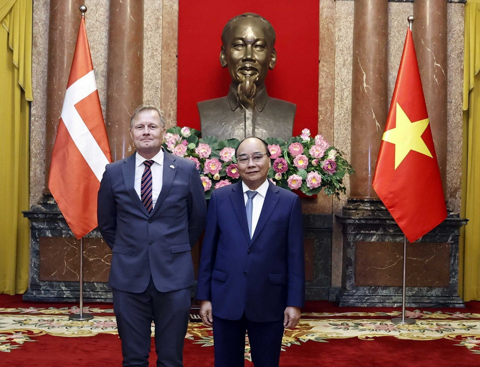 Chủ tịch nước Nguyễn Xuân Phúc và Đại sứ Vương quốc Đan Mạch Nicolai Prytz. (Ảnh: Thống Nhất/TTXVN) 