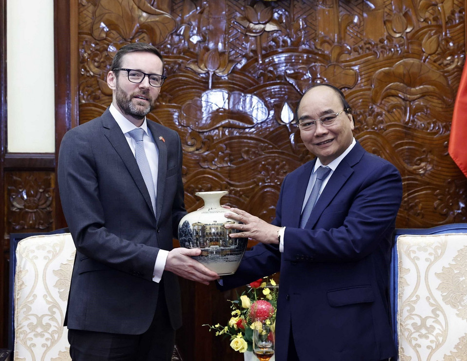 Chủ tịch nước Nguyễn Xuân Phúc tặng quà lưu niệm Đại sứ Liên hiệp Vương quốc Anh và Bắc Ireland Iain Frew. (Ảnh: Thống Nhất/TTXVN)