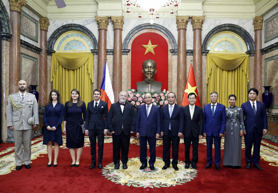 Chủ tịch nước Nguyễn Xuân Phúc với Đại sứ Cộng hòa Séc Hynek Kmonícek và các đại biểu. (Ảnh: Thống Nhất/TTXVN) 