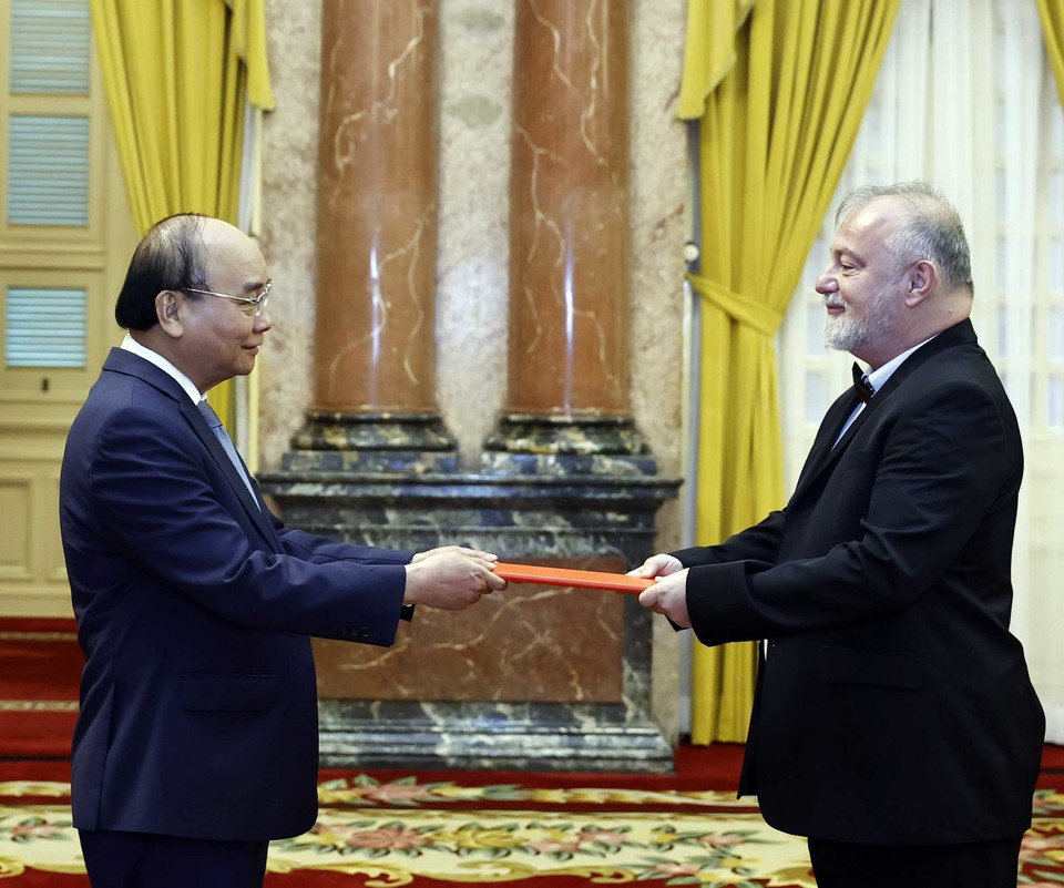 Chủ tịch nước Nguyễn Xuân Phúc nhận Quốc thư từ Đại sứ Cộng hòa Séc Hynek Kmonícek. (Ảnh: Thống Nhất/TTXVN)