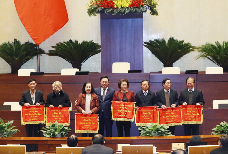Chủ tịch Quốc hội Vương Đình Huệ trao trướng mừng thọ cho các đại biểu hưu trí. (Ảnh: Nhan Sáng/TTXVN)