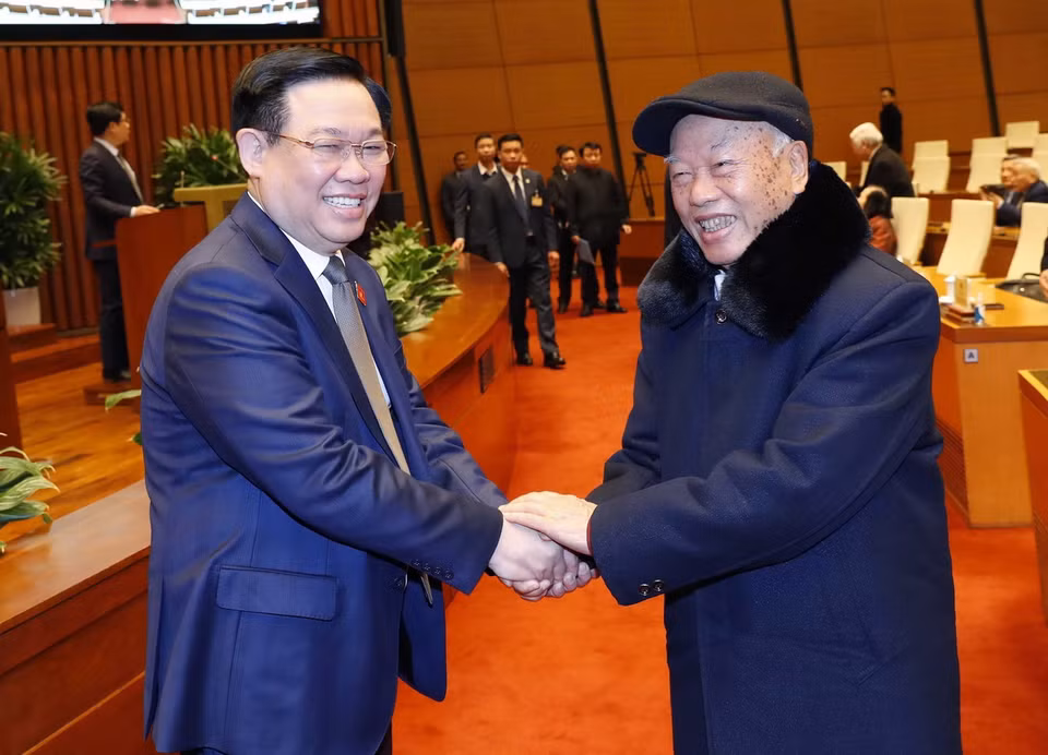 Chủ tịch Quốc hội Vương Đình Huệ với nguyên Chủ tịch Quốc hội Nguyễn Văn An. (Ảnh: Nhan Sáng/TTXVN)