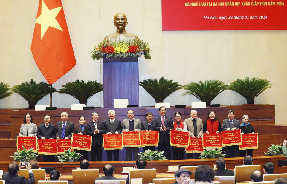 Phó Chủ tịch Quốc hội Nguyễn Đức Hải và Phó Chủ tịch Quốc hội Trần Quang Phương trao trướng mừng thọ cho các đại biểu hưu trí. (Ảnh: Nhan Sáng/TTXVN)