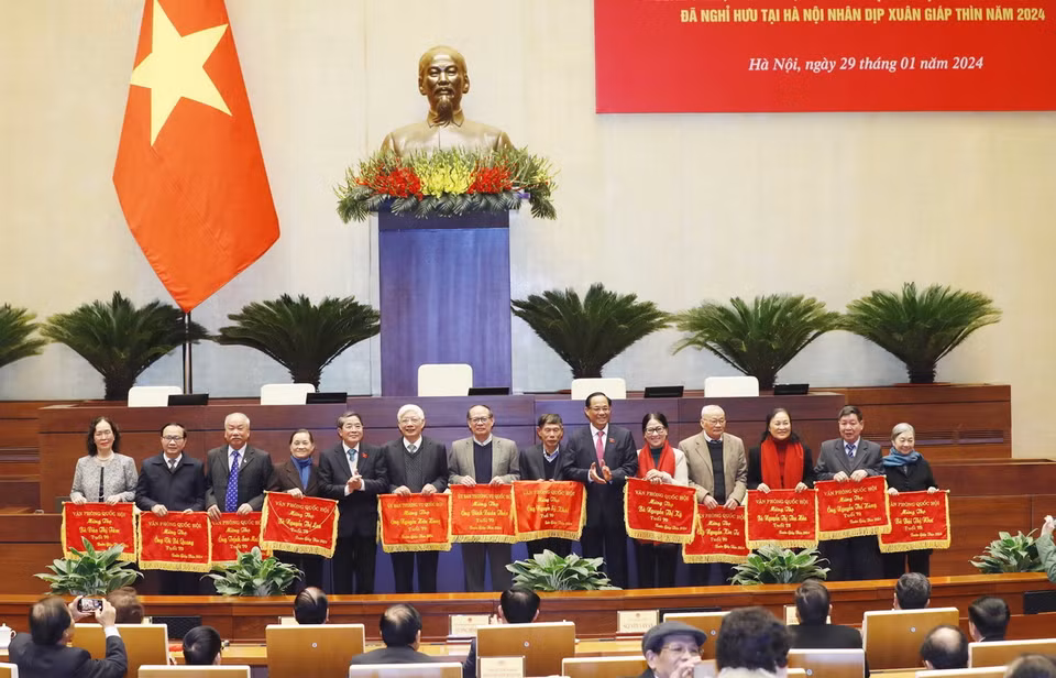 Phó Chủ tịch Quốc hội Nguyễn Đức Hải và Phó Chủ tịch Quốc hội Trần Quang Phương trao trướng mừng thọ cho các đại biểu hưu trí. (Ảnh: Nhan Sáng/TTXVN)