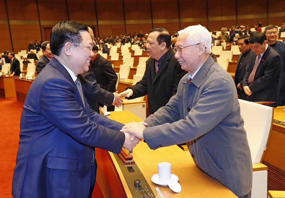 Chủ tịch Quốc hội Vương Đình Huệ với nguyên Phó Chủ tịch Quốc hội Nguyễn Đức Kiên. (Ảnh: Nhan Sáng/TTXVN)