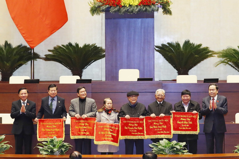 Phó Chủ tịch Thường trực Quốc hội Trần Thanh Mẫn và Phó Chủ tịch Quốc hội Nguyễn Khắc Định trao trướng mừng thọ cho các đại biểu hưu trí. (Ảnh: Nhan Sáng/TTXVN)