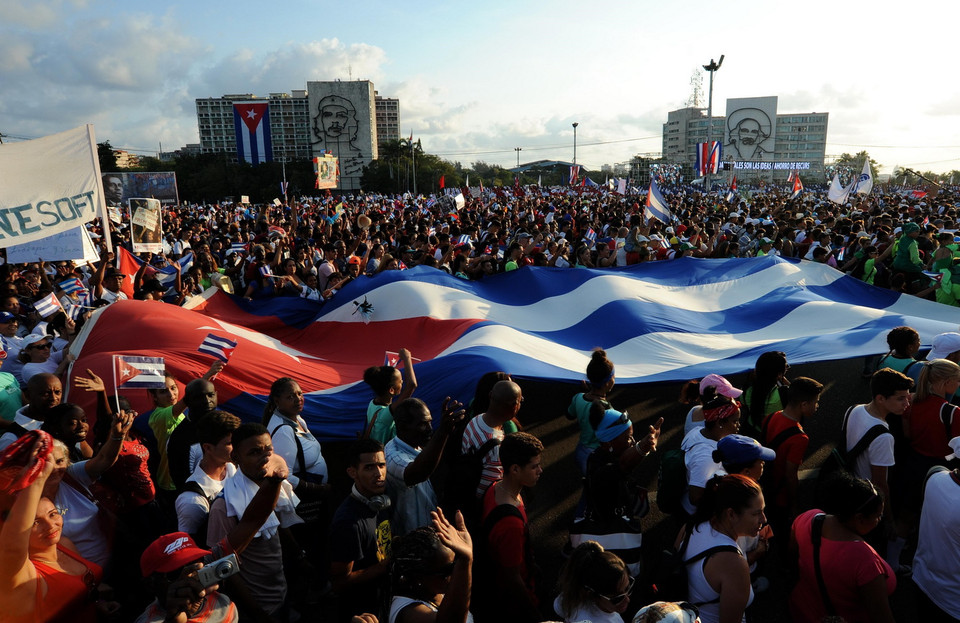 Lá quốc kỳ khổng lồ biểu tượng cho tình đoàn kết dân tộc - một giá trị luôn được người dân Cuba tôn vinh trong các cuộc tuần hành 1/5. (Ảnh: Lê Hà/TTXVN)