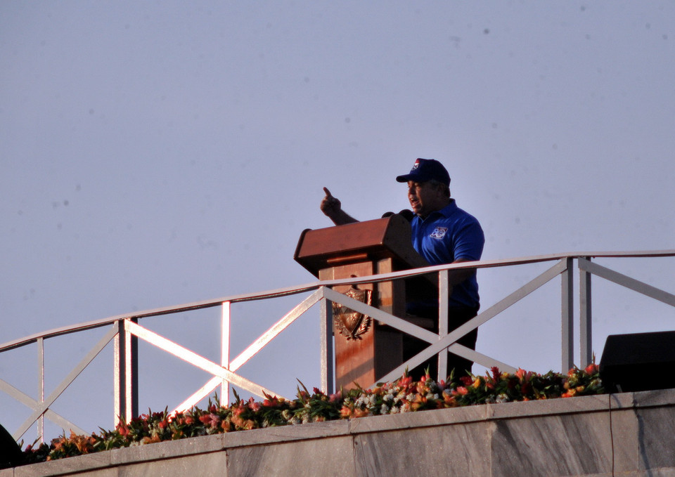 Ủy viên Bộ Chính trị Đảng Cộng sản Cuba và Tổng thư ký Liên đoàn Lao động Cuba Ulises Guilarte đọc diễn văn chào mừng ngày 1/5. (Ảnh: Lê Hà/TTXVN)