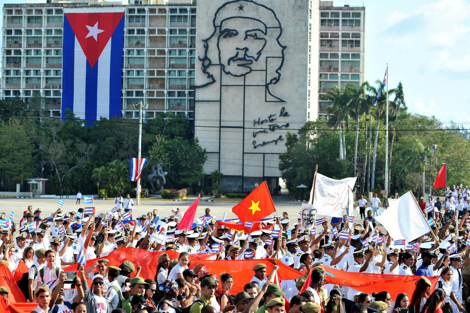 Quốc kỳ Việt Nam và hình ảnh Chủ tịch Hồ Chí Minh cũng in dấu ấn trong cuộc tuần hành 1/5 tại Cuba. (Ảnh: Lê Hà/TTXVN)