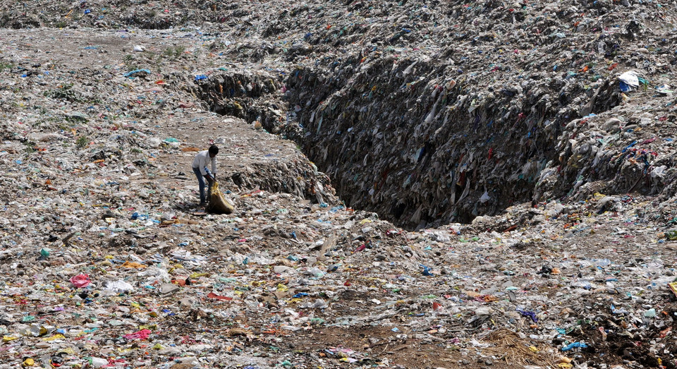 Một bãi rác thải ở ngoại ô Jammu, khu vực Kashmir, Ấn Độ. (Nguồn: THX/TTXVN)