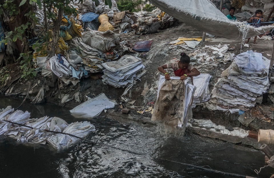 Một con kênh ô nhiễm ở Kolkata, Ấn Độ. (Nguồn: THX/TTXVN)