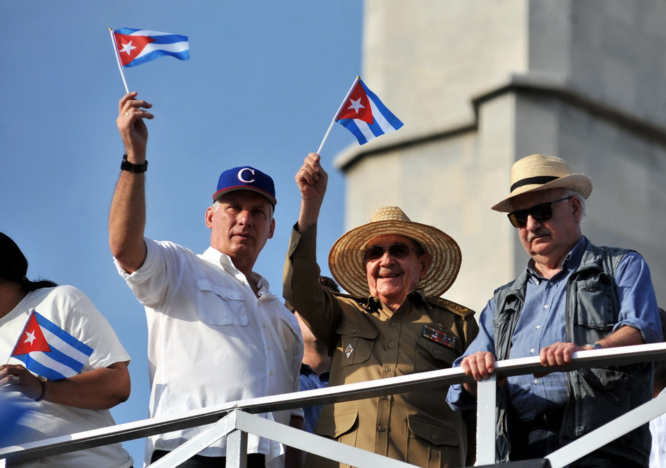 Bí thư thứ nhất Đảng Cộng sản Cuba Đại tướng Raúl Castro Ruz (giữa) và tân Chủ tịch Hội đồng Nhà nước và Hội đồng Bộ trưởng Cuba Miguel Díaz-Canel Bermúdez (trái) dẫn đầu hoạt động tuần hành. (Ảnh: Lê Hà/TTXVN)