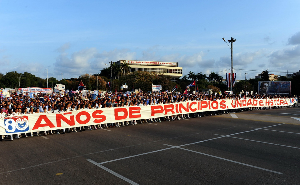 Đoàn tuần hành mở đầu với biểu ngữ mừng 80 năm thành lập Tổng liên đoàn Lao động Cuba. (Ảnh: Lê Hà/TTXVN) 
