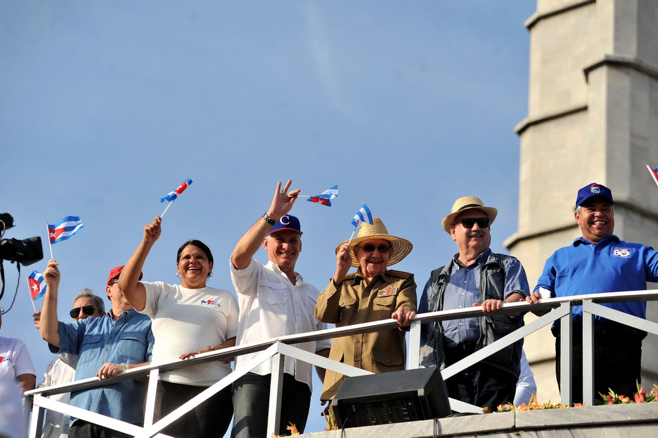 Các lãnh đạo Đảng và Nhà nước Cuba vẫy chào đoàn tuần hành. (Ảnh: Lê Hà/TTXVN) 